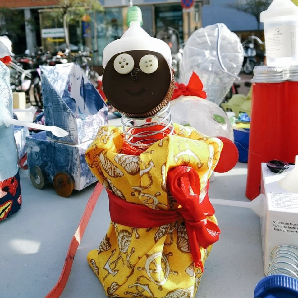 L_arteria's tweet photo. Hemos realizado un taller de creación de juguetes con materiales reciclados dentro de la campaña del Ajuntament de Barcelona "La màgia del Nadal" y promovida por las asociaciones y tiendas de cada barrio para impulsar el comercio y las relaciones de proximidad. 
#LaMagiadelNadal https://t.co/6hCL39cjMb