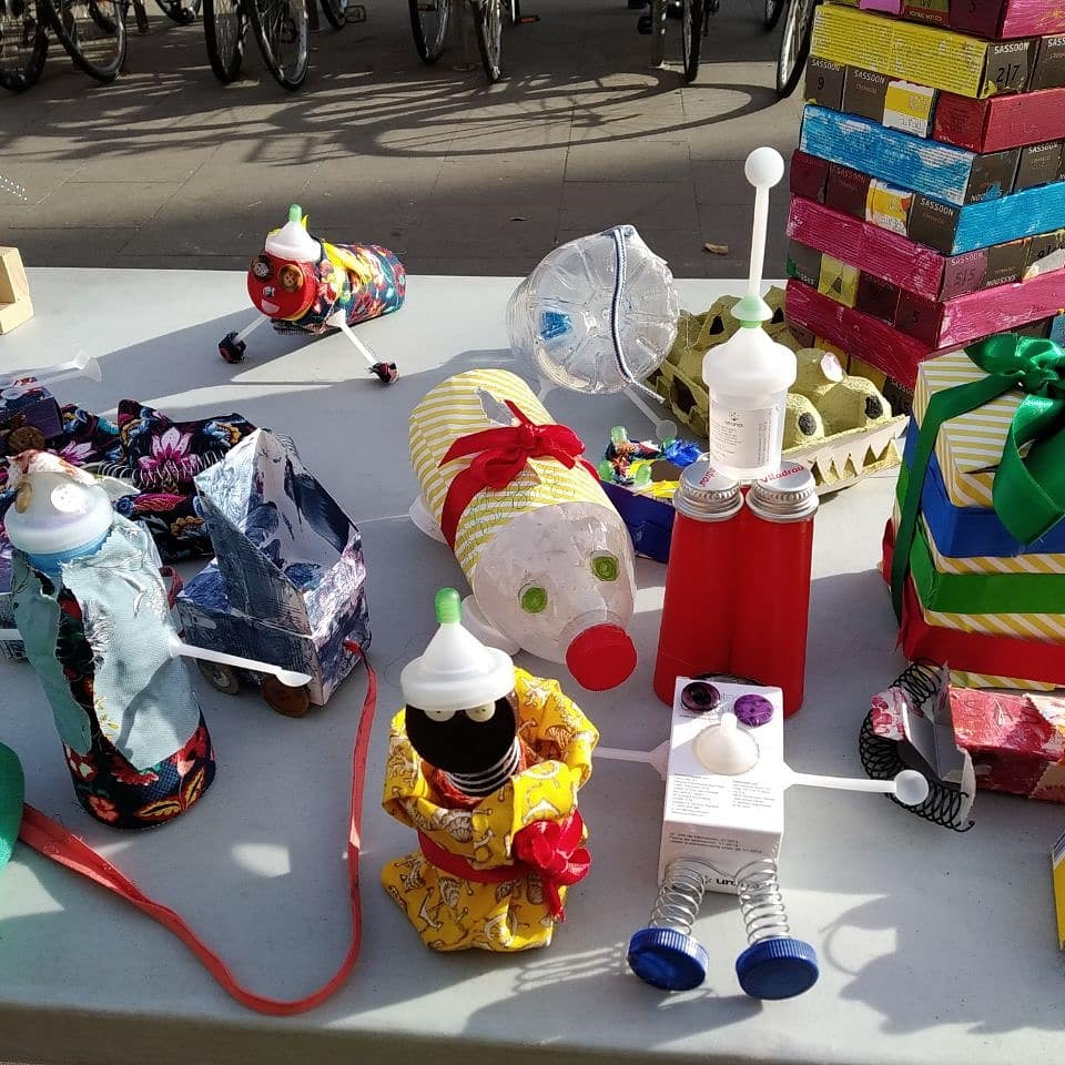 L_arteria's tweet photo. Hemos realizado un taller de creación de juguetes con materiales reciclados dentro de la campaña del Ajuntament de Barcelona "La màgia del Nadal" y promovida por las asociaciones y tiendas de cada barrio para impulsar el comercio y las relaciones de proximidad. 
#LaMagiadelNadal https://t.co/6hCL39cjMb