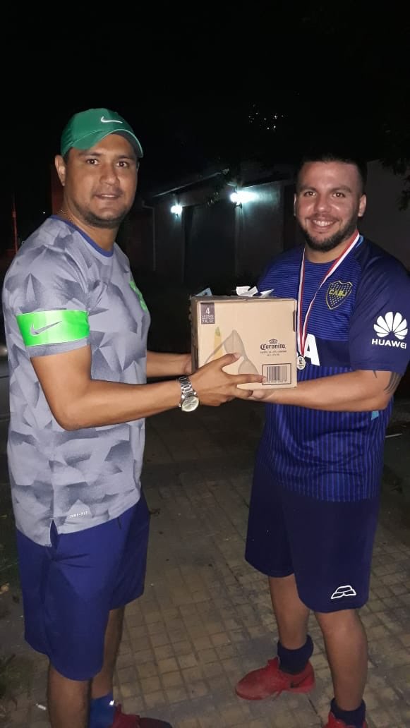DatosExaCvd's tweet photo. El presidente de River “Rapai”, entregó varios pack’s a Boca por ganar la final 🤝 https://t.co/iiyYQXJ9u8