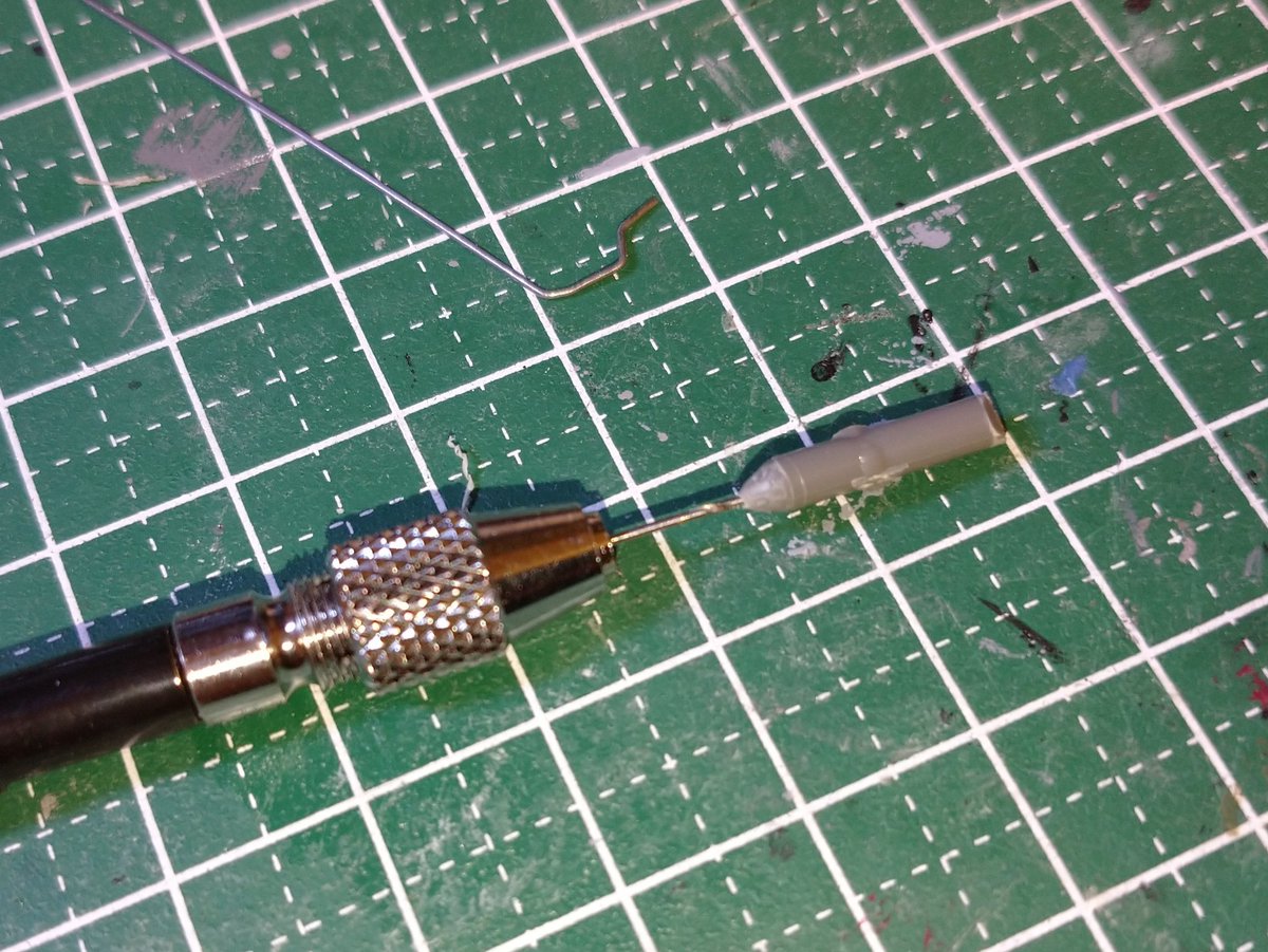 nite103's tweet photo. #エフトイズ F-14
ピアノ線を現物合わせで曲げてプローブを作成。給油機のラッパは余りのランナーを加工。空中給油を再現します #144スケモ https://t.co/ucTI2tZaNK