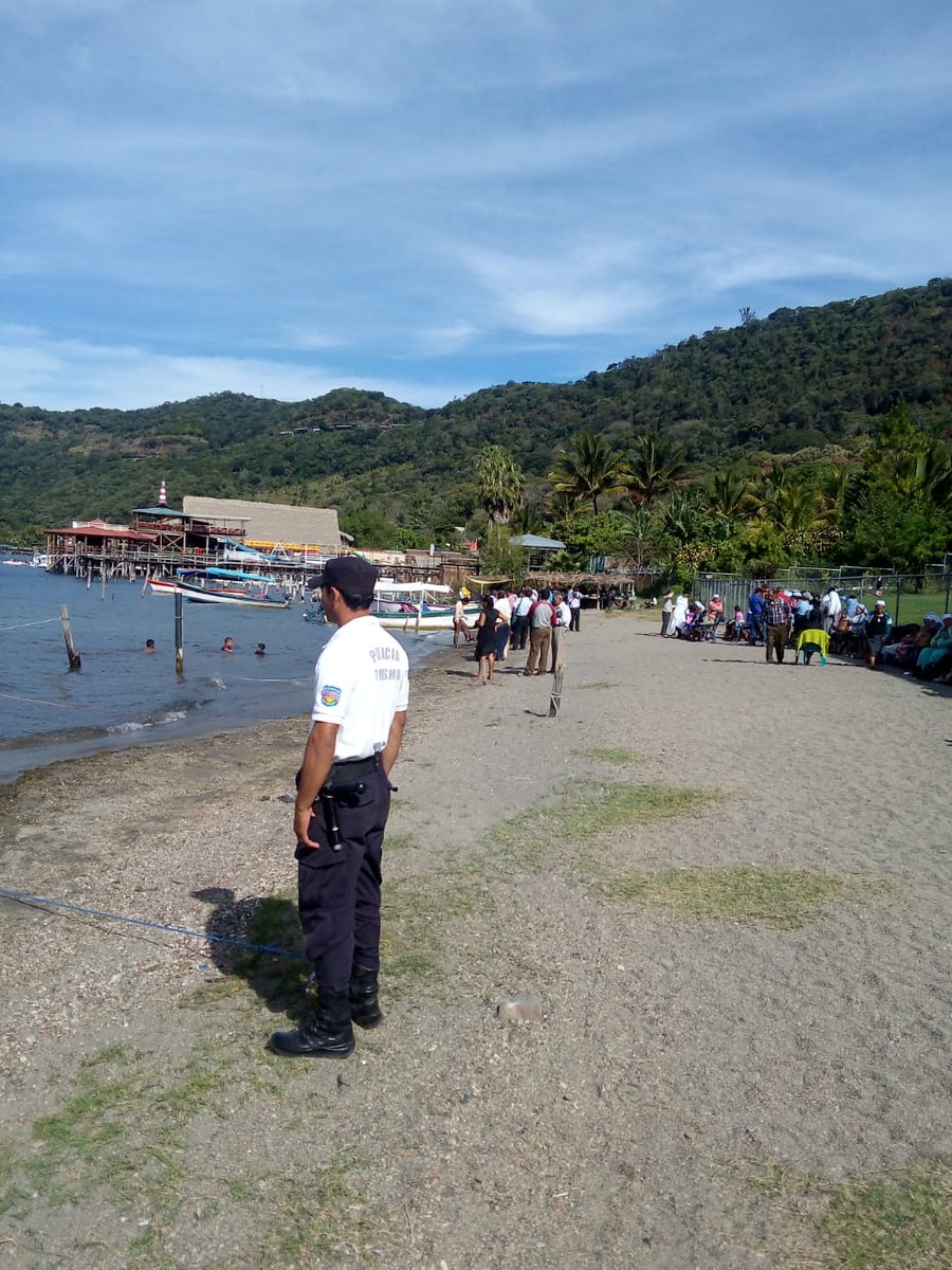 POLITUR_SV's tweet photo. El Lago de Coatepeque, será el escenario de los bautismos para algunos miembros de la iglesia cristiana evangélica, nosotros como POLITUR somos respetuosos y estamos pendientes de la seguridad.
#Plan control territorial. https://t.co/ltg4nxu37h