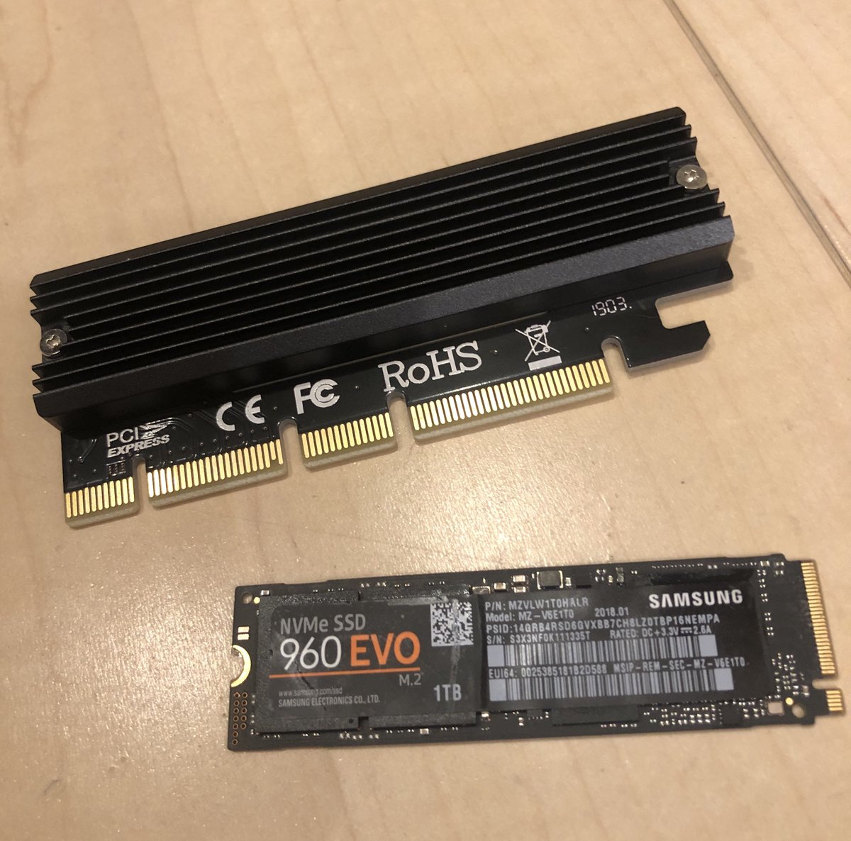 夢幻堂 ୨୧ 篠田唯 会社のパソコン Nvmeのssdをpcieに挿せる900円のアダプターで４枚くっつけてraid 0で束ねたところ それなりの速度出た Ssd自体を新世代のものでやればもっと速いかも 安上がりで高速大容量になるけどpcieスロットを大量に占領して