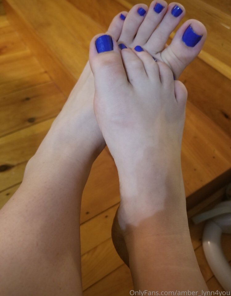 H47833012's tweet photo. @Amber_Lynn4You has some mouth watering blue toes, and some super sexy and soft looking soles🤤😍😍 go check her out she’s new! https://t.co/ZYsNpZDkCO