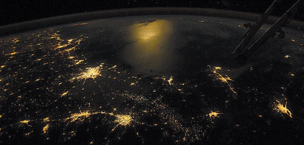 NASA's tweet photo. Have you seen our newest ebook? "Earth at Night," tells the story of satellite measurements of global light in the night. Explore the brilliance of our home planet when it is in darkness. 
📲 Free downloads for all e-readers: https://t.co/jlj4oiwbNd https://t.co/0DeAXCN7c9