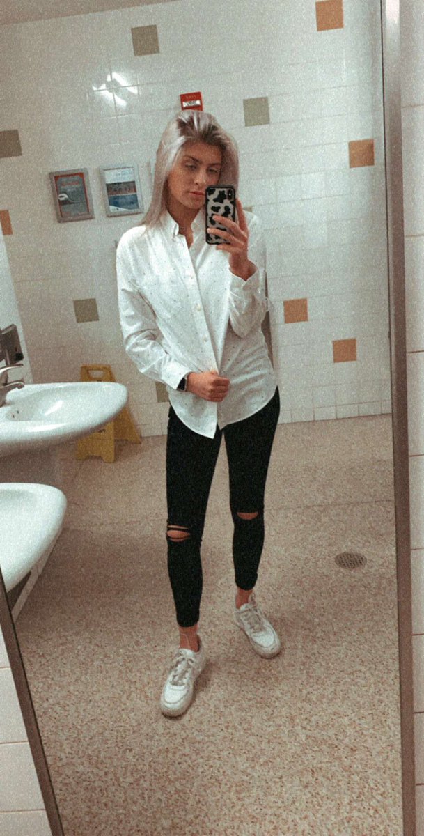 macsmilesback's tweet photo. started the year afraid to be who i really was, ended the year being GAY AS HELL AND PROUD #endofthedecadeLGBTQ https://t.co/UE9PbUwaPm