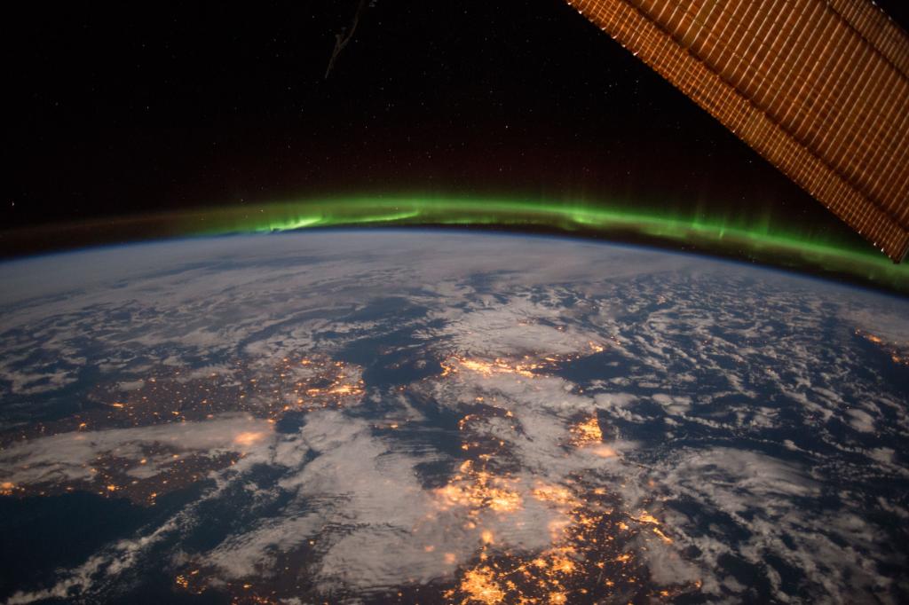 NASA's tweet photo. Have you seen our newest ebook? "Earth at Night," tells the story of satellite measurements of global light in the night. Explore the brilliance of our home planet when it is in darkness. 
📲 Free downloads for all e-readers: https://t.co/jlj4oiwbNd https://t.co/0DeAXCN7c9
