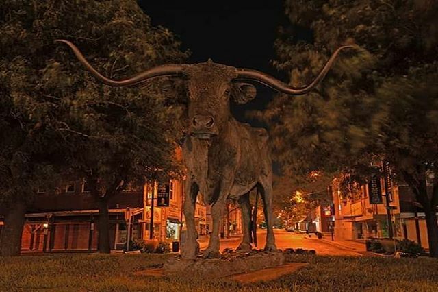 AroundKansas's tweet photo. We've seen lots of photos of Dodge City's El Capitan, but this one by Mike Mattal @theslammerking is a wowser!!!#AroundKansas
.
.
.
#Kansas #noplacelikeks #kansasisbeautiful #photooftheday
 #instagood https://t.co/SZ2bV2oQ54