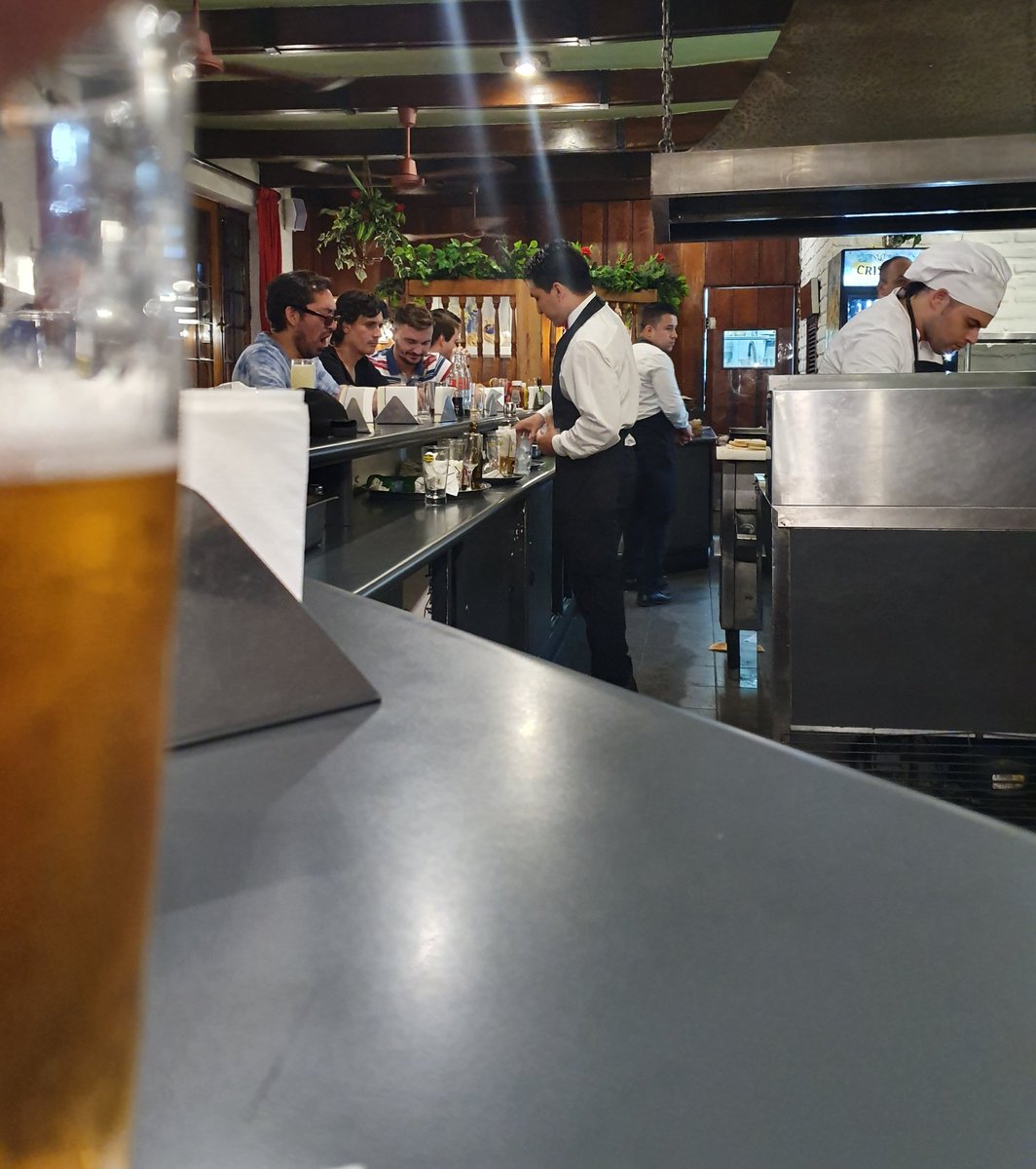 HUGOARQUITECTO's tweet photo. Cuanto sabe #lomit's muchos años perdiendo plata sin conocerlo. Su chacarero en marraqueta con su chope el domingo a las 22.30 ..un espectaculo y a excelente precio siguiendo las suguerencias de @DonTinto https://t.co/K1hRNHdLLm
