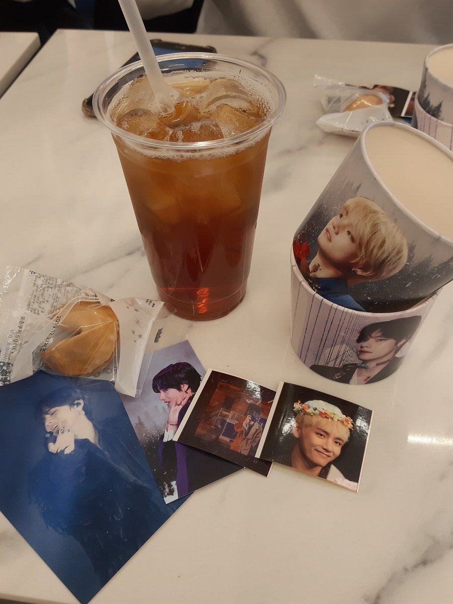 byeol__1014's tweet photo. #태형이있는풍경 #태형이_있는_풍경 
아이스티 맛있었고 역시 태형이의 얼굴은 빛 납니다ㅠ (컵홀더 너무 이뻐요) https://t.co/X1l29euWok