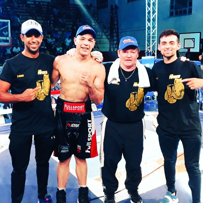 ezeracciatti's tweet photo. Este es el equipo que busca la gloria!!! 
@Sebastianpapes3 El boxeador "la promesa"
@ezeracciatti El preparador físico
Alexis Martínez El técnico 
El "Colo" Fernández La experiencia. 

Gracias!! @SampsonBoxing @Chartello1 por volver a confiar en nosotros https://t.co/QUGdDVqFti