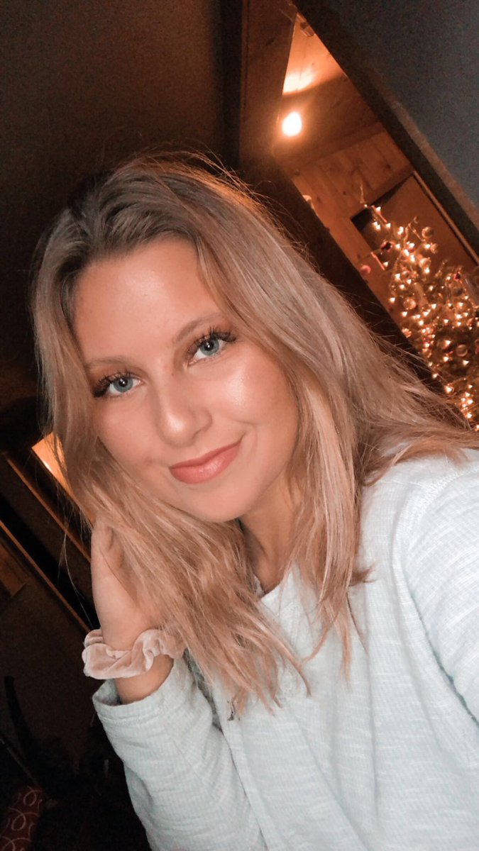 allisonpierce14's tweet photo. messy hair pt2 &amp; honestly the christmas tree completed this pic🎄 https://t.co/2TqactPD3P