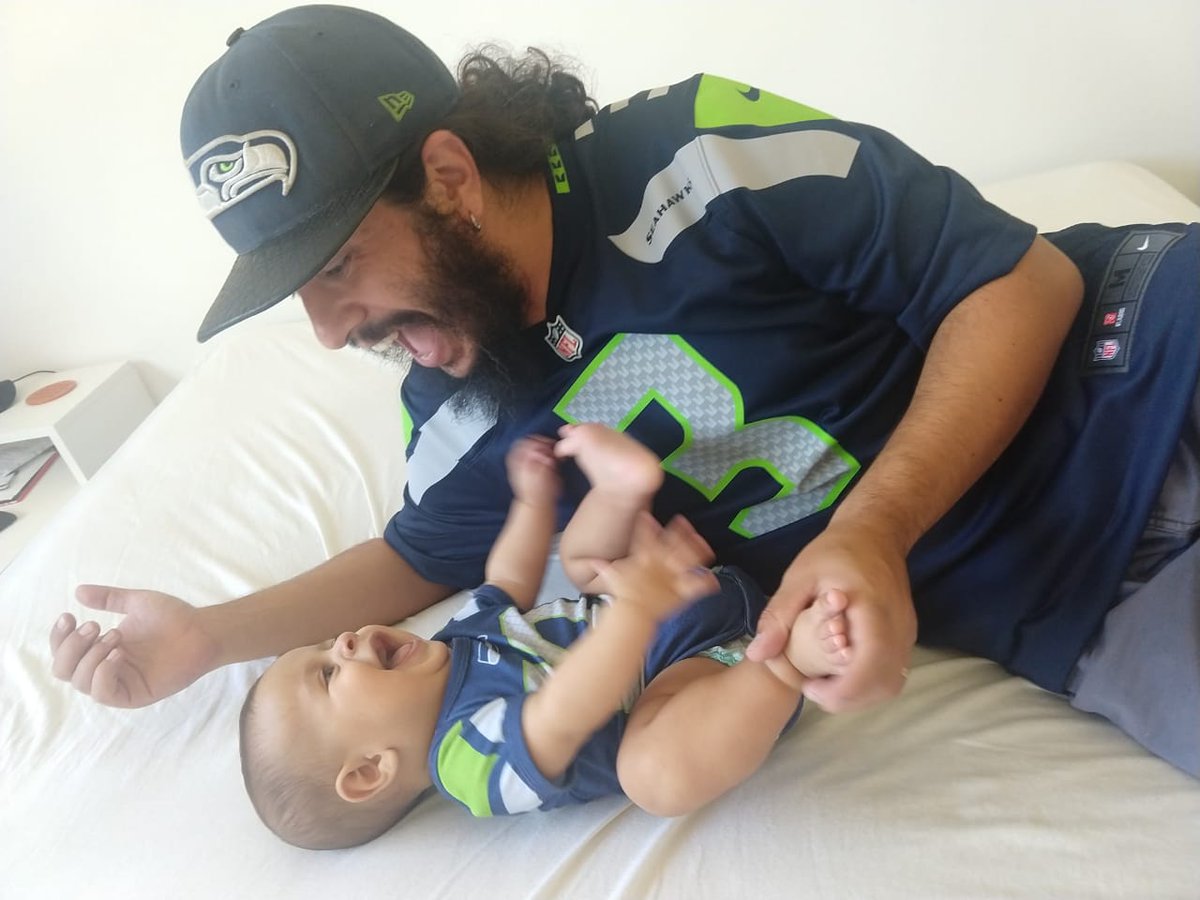 smailli's tweet photo. Samuca foi dormir por motivos de fofura, mas antes conseguiu treinar um grito de touchdown com o papai.

#NFL100 #NFLBrasil #NFL #Seahawks #GoHawks #NFLnaESPN https://t.co/IHJMQqbBrC
