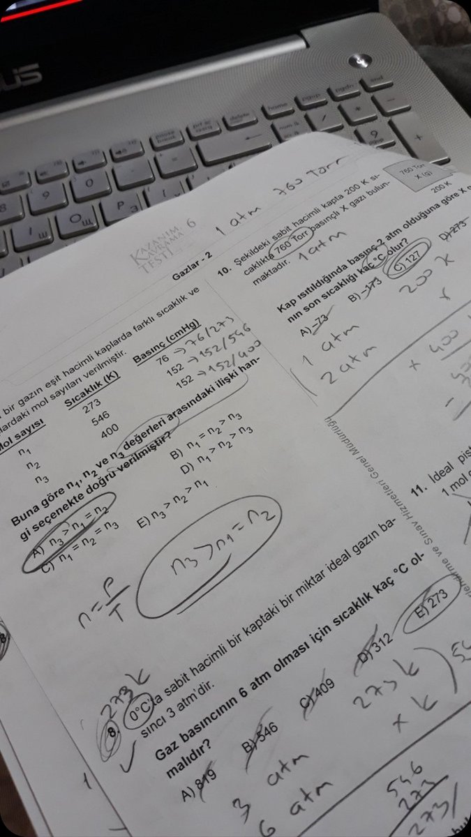 EnescanTurkix's tweet photo. Yoldan geldim yol yorgunluğu ve mac yorgunluğu  var üstümde  geleli yarim saat anca oluyor ve ben uyumak yerine kimyaya çalışarak soru çözüyorum nerede adalet😥 ne vardı tatil olsaydı https://t.co/nLJIcGlOKZ