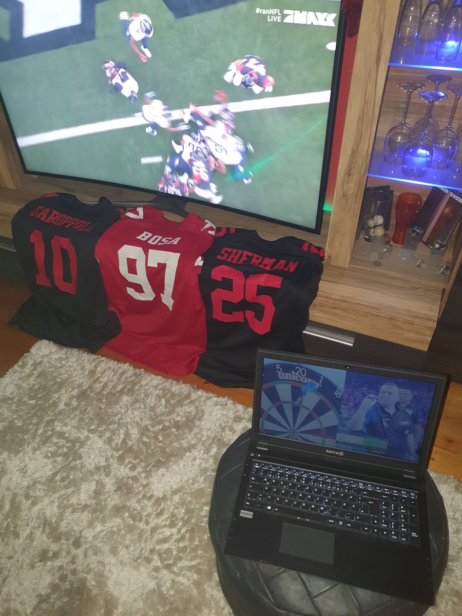 Marco_Bosa49ers's tweet photo. Noch paar Stunden warten bis die 49ers spielen. Solange noch den Abend genießen.  Nebenbei @DartsWM
schauen. @DAZN_DE #DartWM @ProSiebenMAXX #GoNiners @ransport @Icke41 @EsumePatrick @volkerschenk26 @BjoernWerner @stecker_jan @RomanMotzkus #ranNFLsuechtig #ran100 #ranNFL https://t.co/HgVXdG86HW