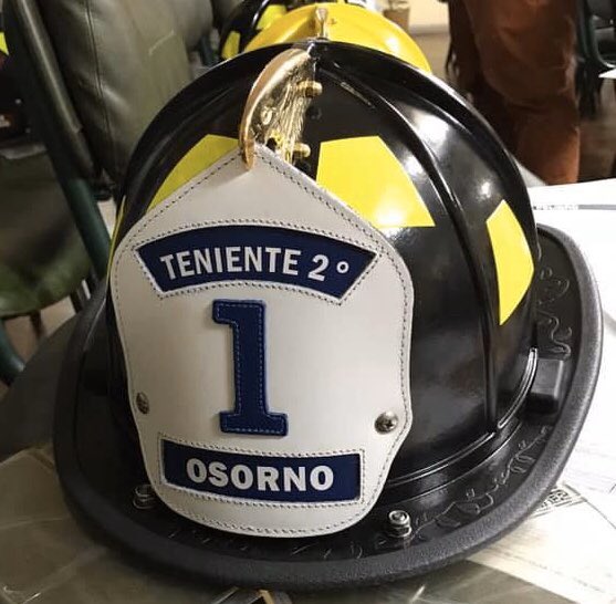 Bomberos_Osorno's tweet photo. En las últimas horas, dos integrantes del Cuerpo de Bomberos de Osorno han sido víctimas de la delincuencia ha sustraídos desde sus vehículos botas, jardinera, guantes, casco, radio y chaqueta.
Cualquier información al respecto, es bienvenida. https://t.co/bAhWw8eqQ8
