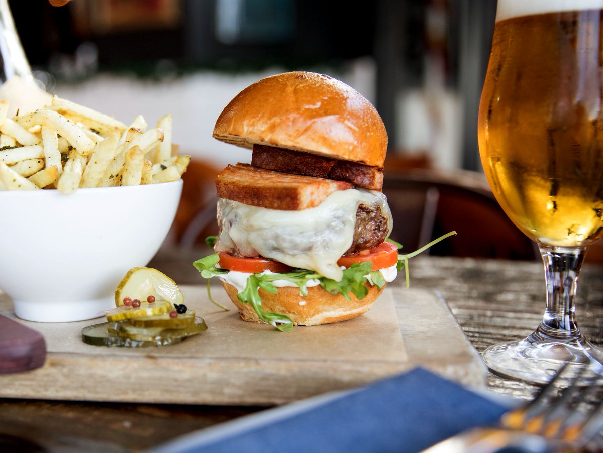 The AB Burger with slab bacon and a cold Abigaile brew? Sign me up!
.
.
.
.
#abigaile #abigailerestaurant #hermosabeach #southbay #eaterLA #foodies #eatmunchies #munchies #YelpLA #eeeeeats #latimesfood #LAist #eatguide #noleftovers #burgergoals #beerme