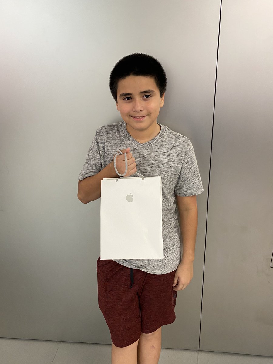 MiMiSandoval22's tweet photo. #KeptPromise to my baby! Late but still came through! @apple airpods! Thank you @ATT for the employment to allow me the opportunity for these small pleasures! #HardworkPaysOff #TeamPowerHouse #lifeatatt https://t.co/KyWveKqtSv