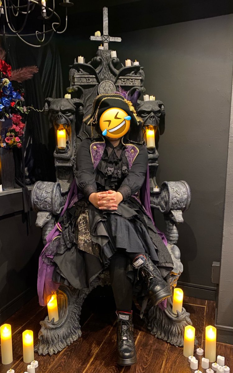 H Naoto H Naoto Salon 魔王の椅子コレクション H Naoto Salonに鎮座する悪魔の椅子 H Naotoと黒い闇の契約をした者だけが座る事を許された通称 魔王の椅子 第一期魔王666人募集中です