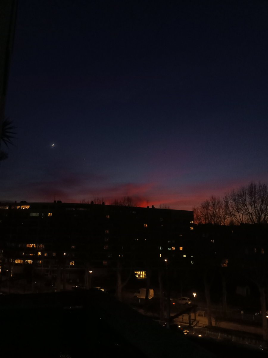 doha_wlf1's tweet photo. Every sunset is an opportunity to reset💜💎
#paris #travel #life #love #luxury #vacation #fashion #dream #art #nature  #france #vacation #trip #sunset #sun #sunshine #cake #cakes #birthday #gift #noel #cristhmas #cristmas #nofilter #sunset #lover #rich #sky #skyscraper https://t.co/eVbcDU0Shg