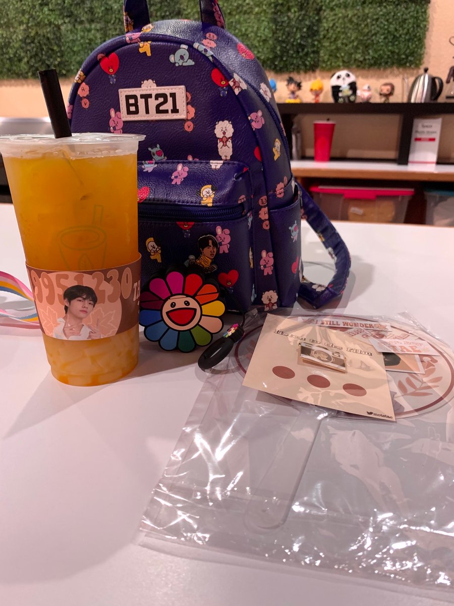 bIudbunny's tweet photo. thank you so much @motstae  for another wonderful cupsleeve event!! i had so much fun !! @BTS_twt @yoonkistoes @taesloserr  #BeautifulStoryKTH #HappyBirthdayTaehyung #TaehyungDay https://t.co/BV024bLswK