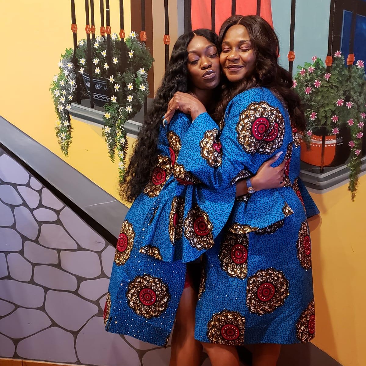 Simplyvivas's tweet photo. Mum and daughter twinning in @Simplyvivas Ankara jackets all the way in Houston. This is what we mean when we say distance is not a barrier. Won't you rather shop with us? We deliver worldwide at a pocket friendly price.
#ankarajackets
#keepslaying https://t.co/7EZquhpRDw