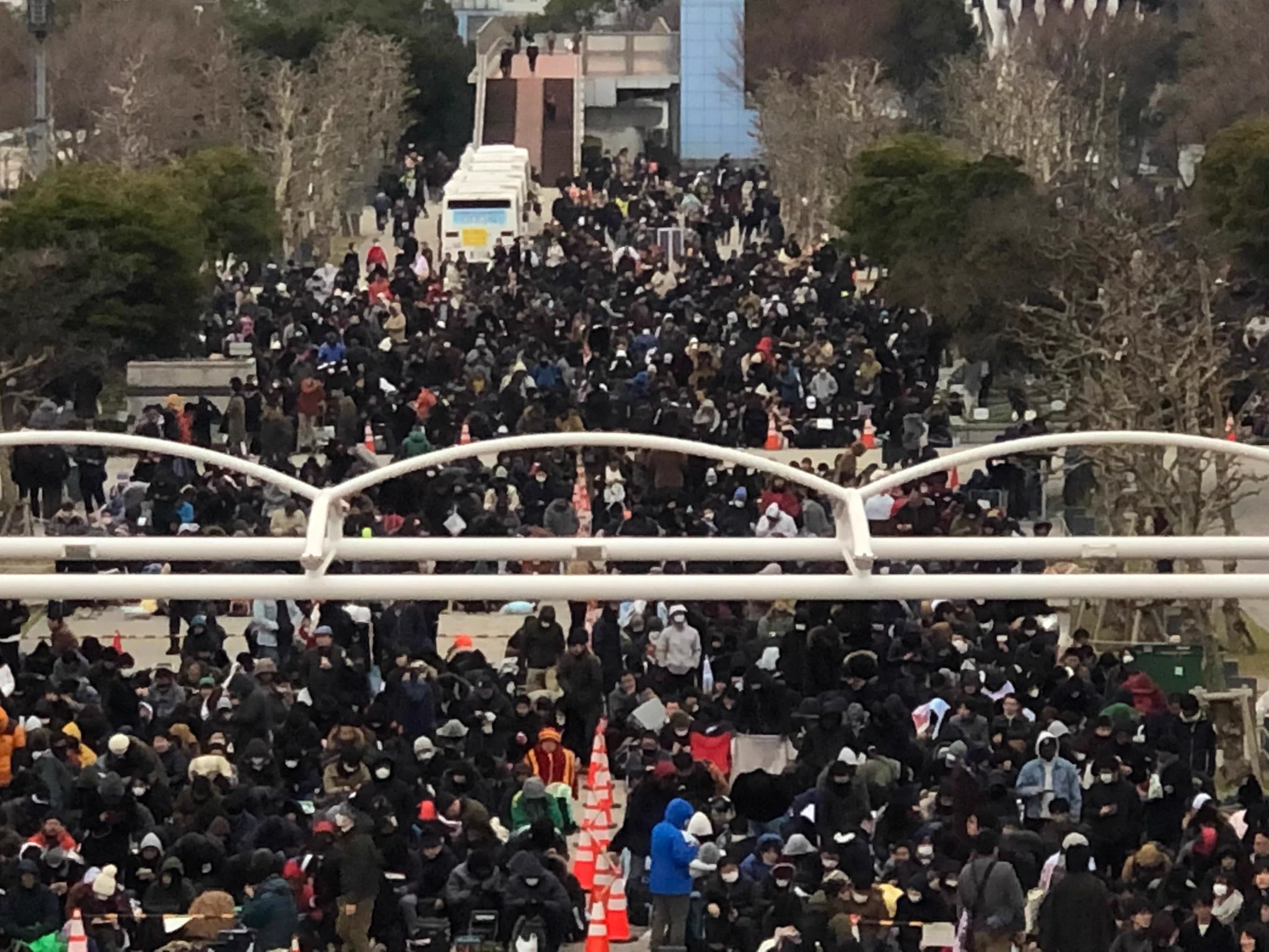 コミケは三日目に突入、並んでいる人がこんなにいっぱいwww
