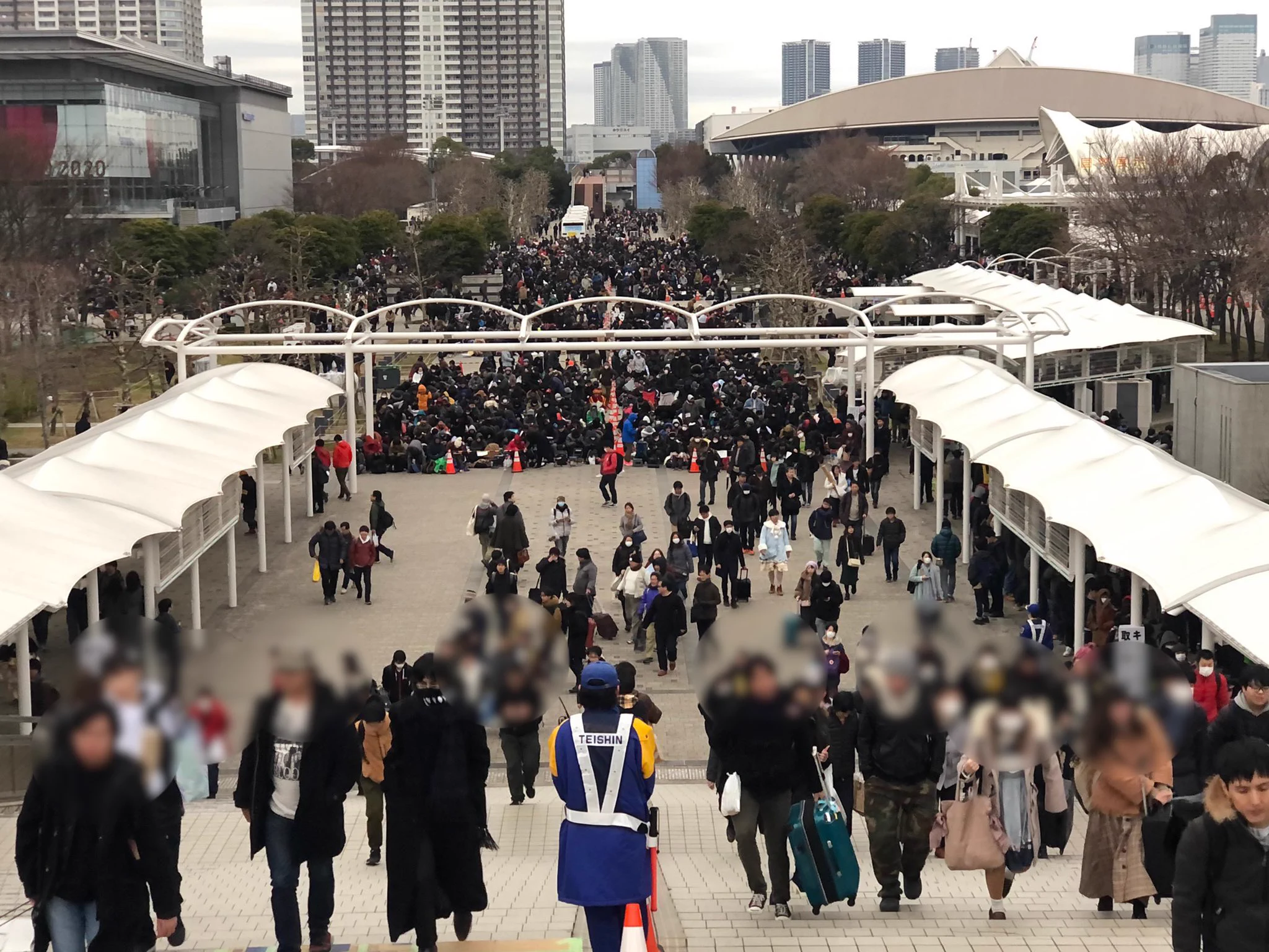 コミケは三日目に突入、並んでいる人がこんなにいっぱいwww