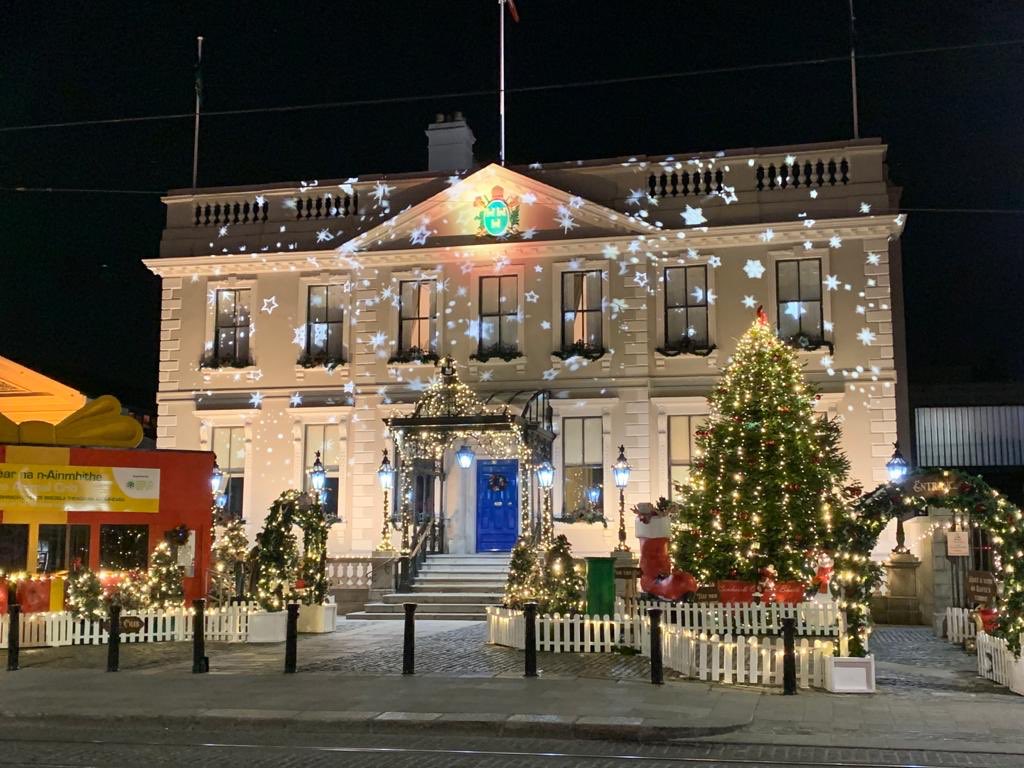 EllieKa66133452's tweet photo. #MansionHouse #Dublin looking mighty festive #lastdaysof2019 https://t.co/EKDl1NJ4O0