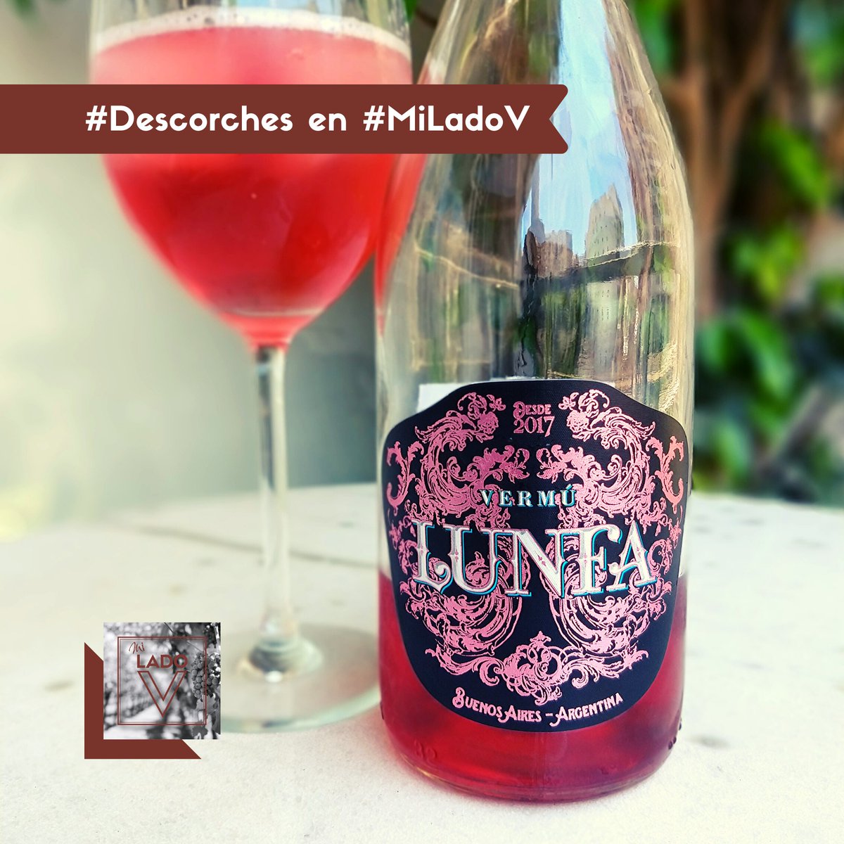 🍷 [#Descorches en #MiLadoV]
Domingo. Llueve. Pero la "hora del #vermú" se respeta.
Nuevo #LunfaRosado (base cofermentada #PinotNoir y #SauvBlanc, by <a href="/GONCHA354/">GONZALO TAMAGNINI</a>; el maestro Julián Verea suma 29 #botanicals), floral, cítrico, dejo de naranja amarga. Hielo, tónica y... Cheers! 😉🍷