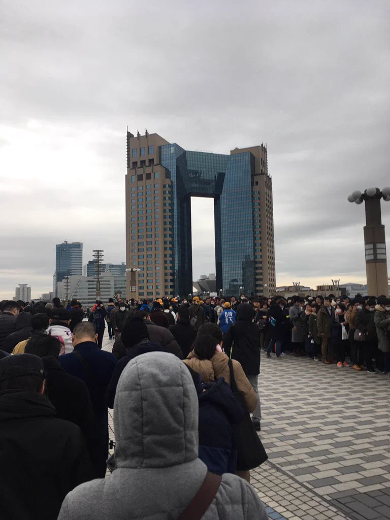 @comiketofficial 待機列はAM8:00時点で青海エリアを折り返し中です。 
