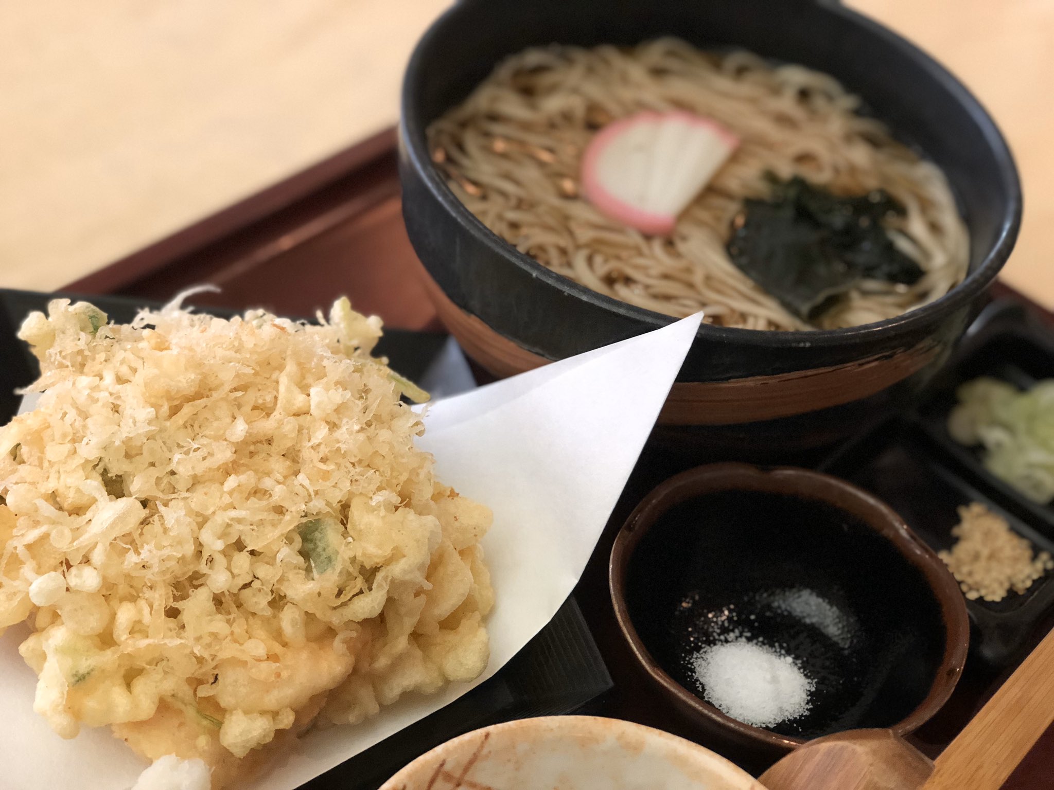 そばうどんの店 松栄庵しょうえいあん 当店名物 海鮮かき揚げとセットの温かいそば 海老 小柱 イカがたっぷり入った逸品 大きいのでシェアもおすすめです 年越しそばご予約承ります お時間に合わせてお渡し出来ます お気軽にお問い合わせ