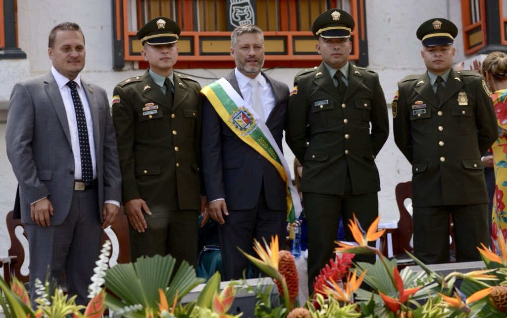 #NuevoGobiernoMunicipal | Sentido acto de entrega del gobierno municipal de Támesis, todos los éxitos en la nuevas gestiones del Dr. Juan Martín Vasquez H. y su equipo de gobierno.
Cumplimos con los Tamesinos y la Provincia Cartama <a href="/PAPCARTAMA/">PROVINCIA CARTAMA</a> <a href="/JuanM_Vasquez/">Juan Martín Vásquez Hincapié</a>