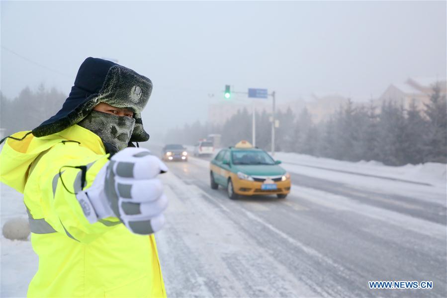ChinaDaily's tweet photo. Ice fog may appear when temperature in Mohe, the "north pole" of China, plummets below minus 40 degrees Celsius in winter mornings. To ensure traffic safety, Mohe traffic police have to work outdoors in extremely cold weather during rush hour every day. Thank you! #EverydayHero https://t.co/ve1b8rvL6W