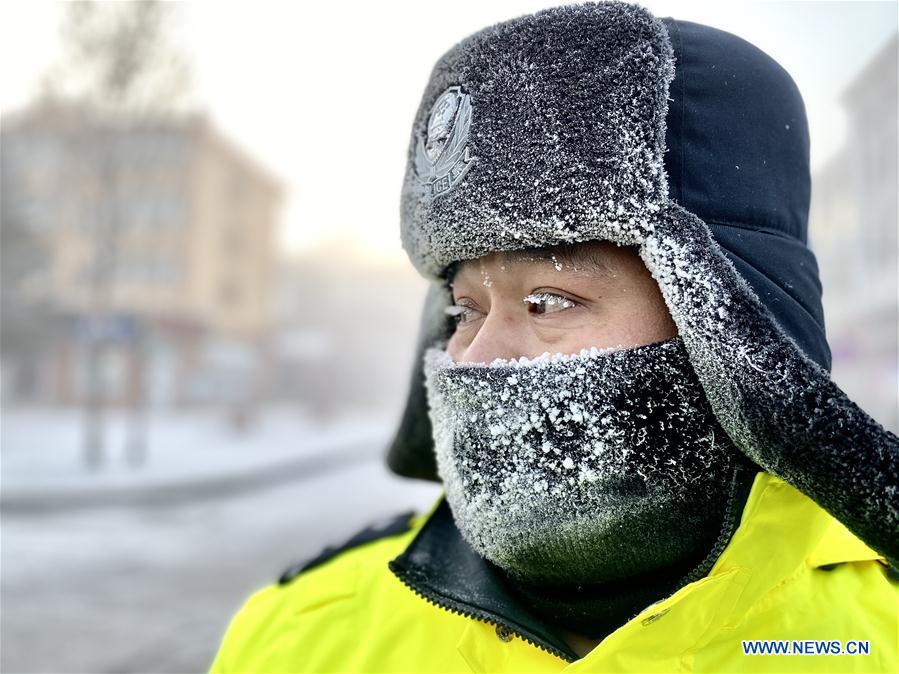 ChinaDaily's tweet photo. Ice fog may appear when temperature in Mohe, the "north pole" of China, plummets below minus 40 degrees Celsius in winter mornings. To ensure traffic safety, Mohe traffic police have to work outdoors in extremely cold weather during rush hour every day. Thank you! #EverydayHero https://t.co/ve1b8rvL6W