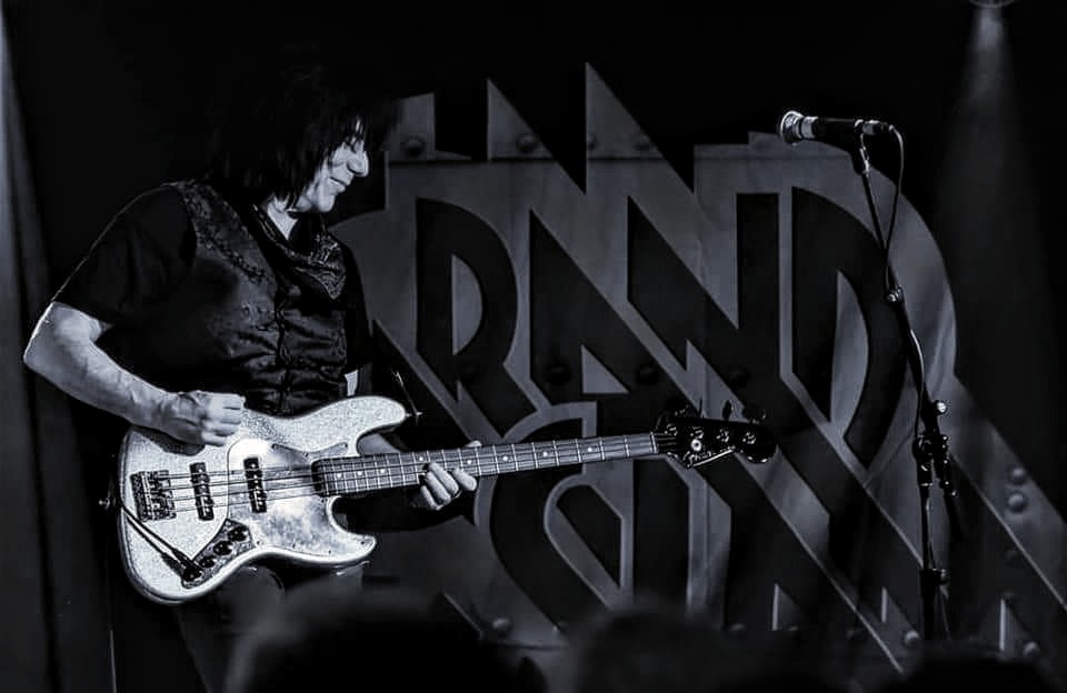 Dave_Raver's tweet photo. Had a fun packed Grand Slam Christmas - Now gearing up for a Grand Slamming New Years XX #GrandSlamrocks #elitesstrings #basscentre #fender #Ampeg #party #partytime #rock #classicrock #Sparkle #silversparkle #hittheground #gonearethedays #Vinyl #lovethissong https://t.co/9CWfoDghqs