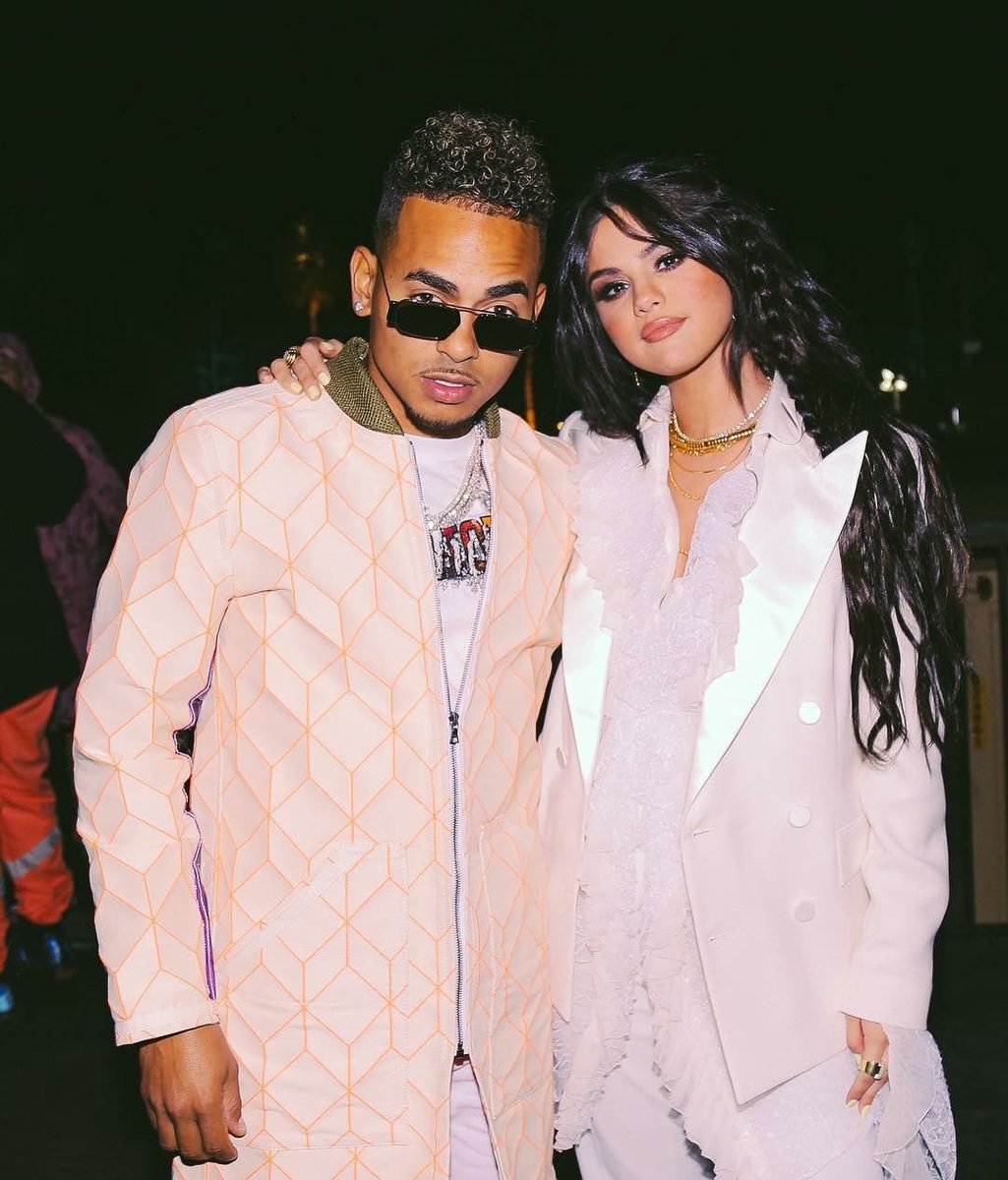 selenagomezbr's tweet photo. “O encontro mais surpreendente que tive com uma artista nesta década foi Selena Gomez. Quando tocamos no Coachella foi especial, algo quase pouco visto. Não havia muitos latinos naquele festival, então eu compartilhei muito com Selena e Cardi B. Éramos uma família lá.” - Ozuna https://t.co/TOdS4GKvmo
