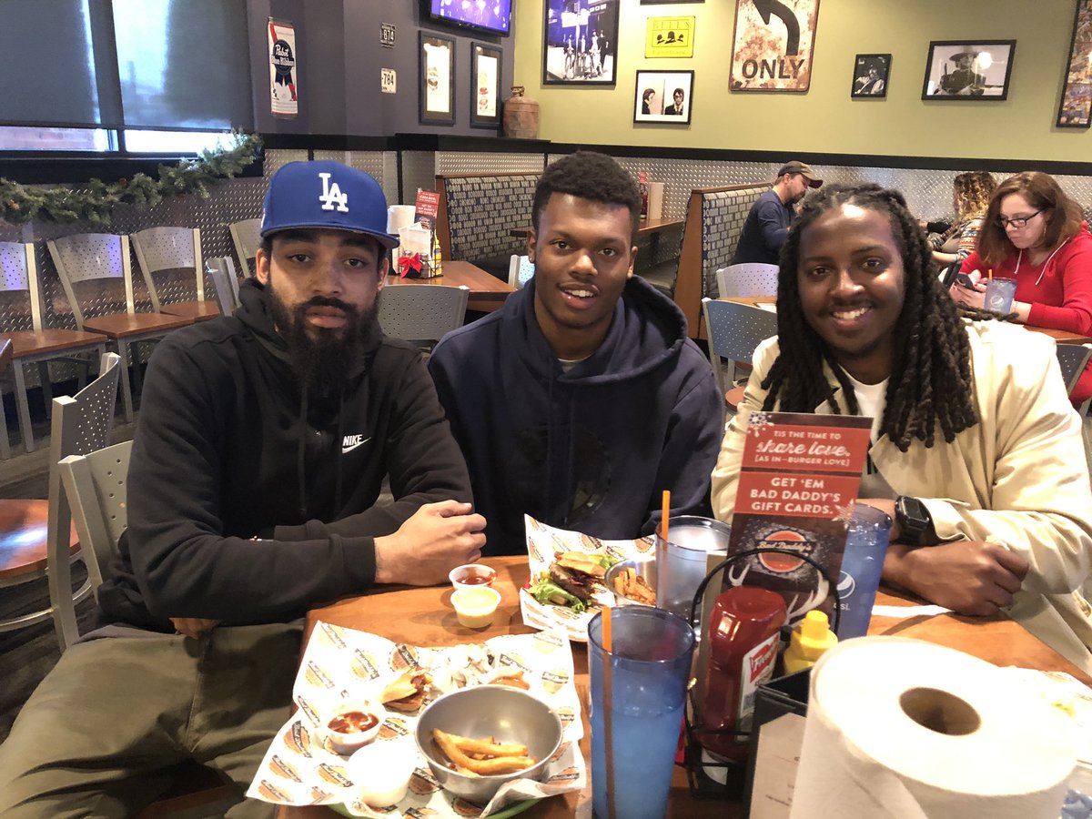 CoachLiles8's tweet photo. Great lunch wit the team @bennett_reid #EDavis #BuildingBonds #HillnationSports #CheckMateSports #OnlyThebeginning https://t.co/a0HGRZIDvR
