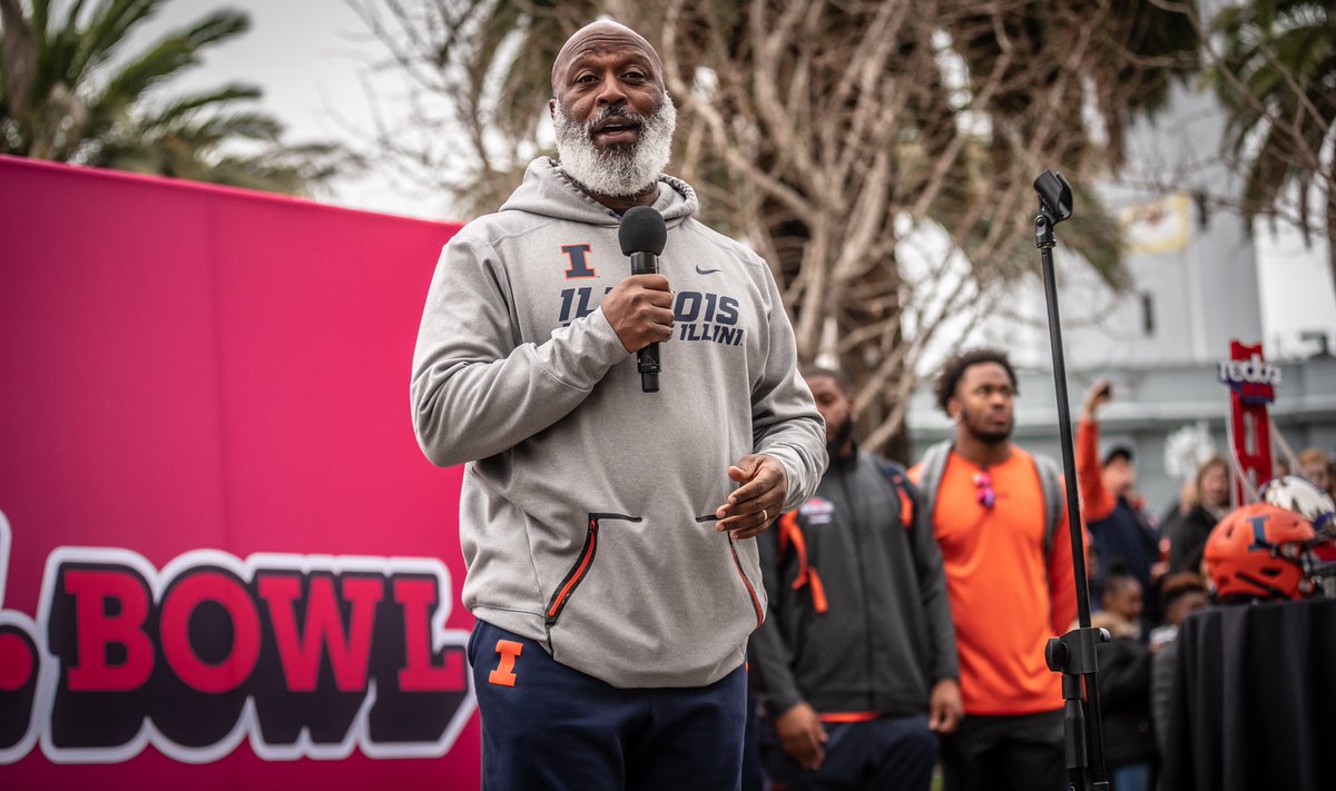 IlliniFootball's tweet photo. #Illini Nation is fired up for the @RedboxBowl! 🔶🔷 https://t.co/XrGEjyT3bP