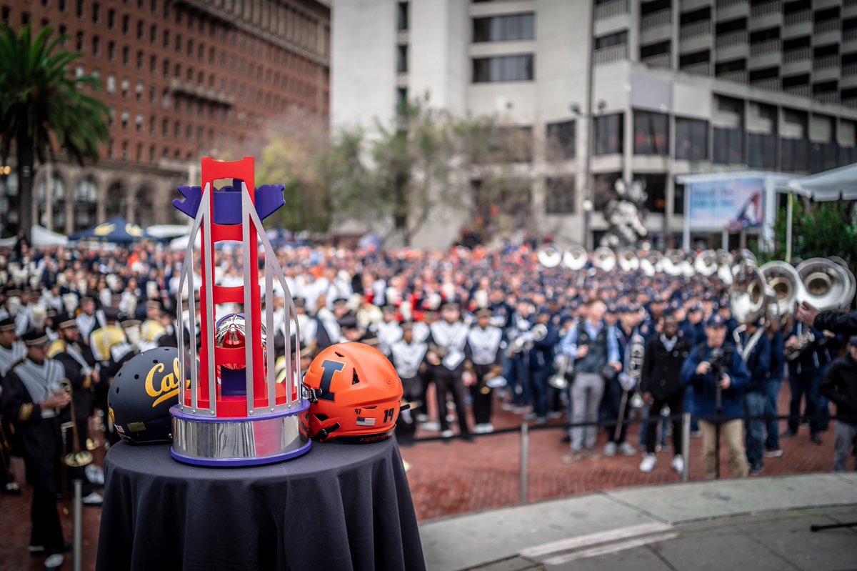 IlliniFootball's tweet photo. #Illini Nation is fired up for the @RedboxBowl! 🔶🔷 https://t.co/XrGEjyT3bP