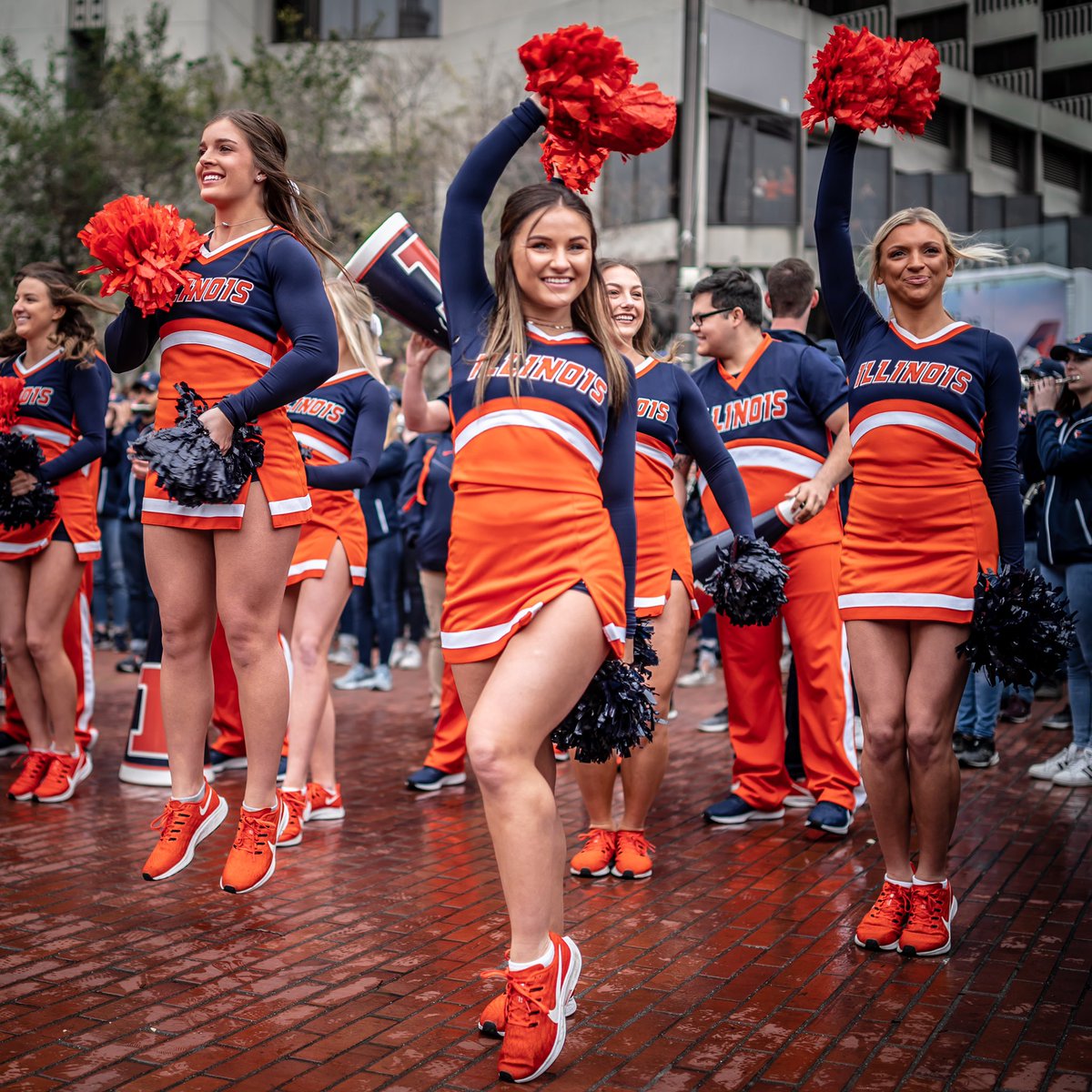 IlliniFootball's tweet photo. #Illini Nation is fired up for the @RedboxBowl! 🔶🔷 https://t.co/XrGEjyT3bP