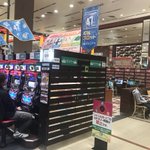 パチンコ屋に若者が来なくなったので快適に過ごせるようにした結果？無料の漫画喫茶と化す!