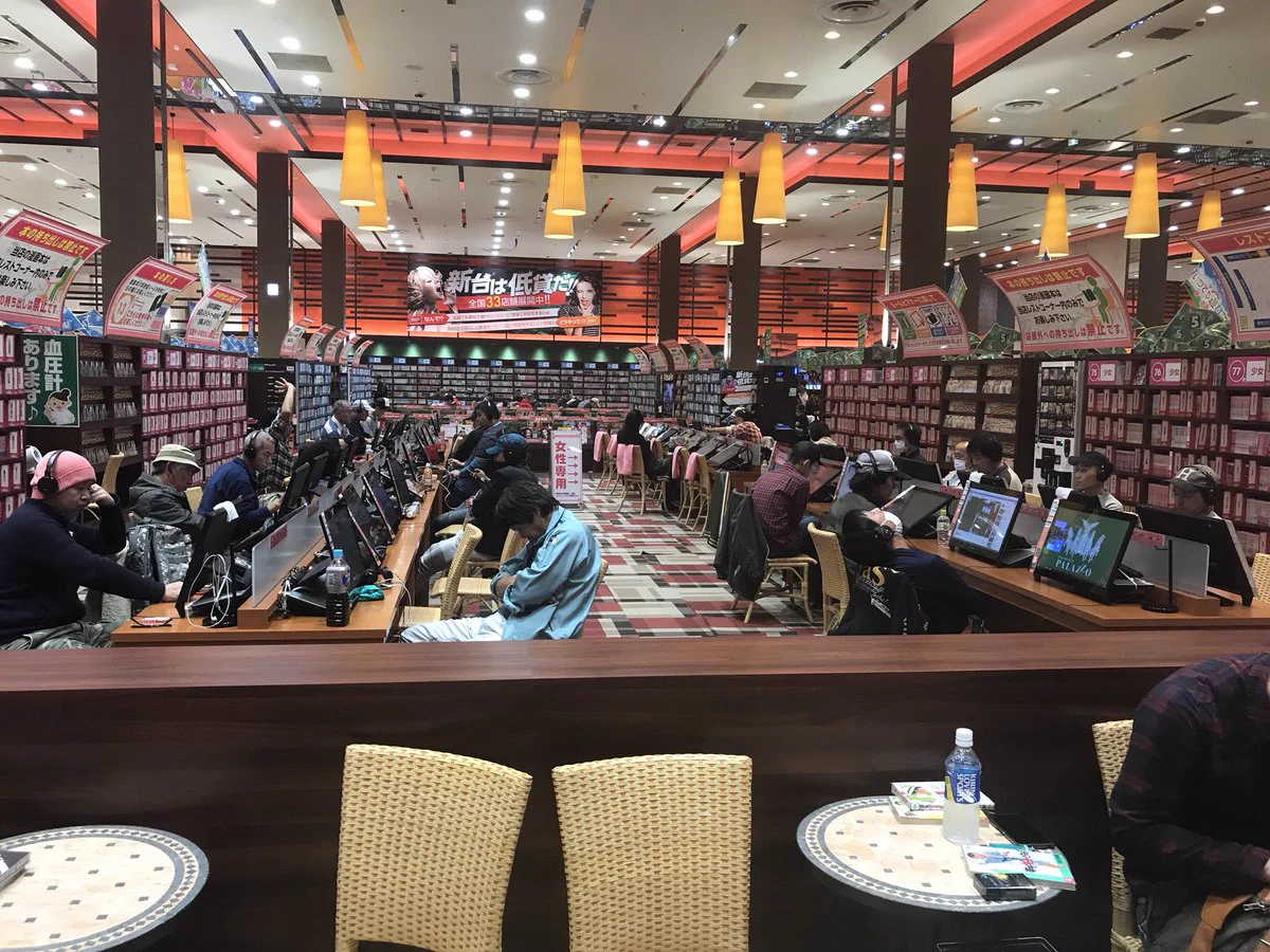パチンコ屋に若者が来なくなったので快適に過ごせるようにした結果？無料の漫画喫茶と化すwww