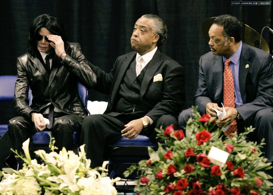 𓅫 Lah 𓅫 いにしえの今日 06年12月30日 ジェームス ブラウン葬儀 クリスマスの日に逝去したjbの葬儀へ マイケル ジャクソンは旧知のアル シャープトン師 ジェシー ジャクソン師らと参列 その清雅な頭を撫で ひたいにキスしたマイケルの測り