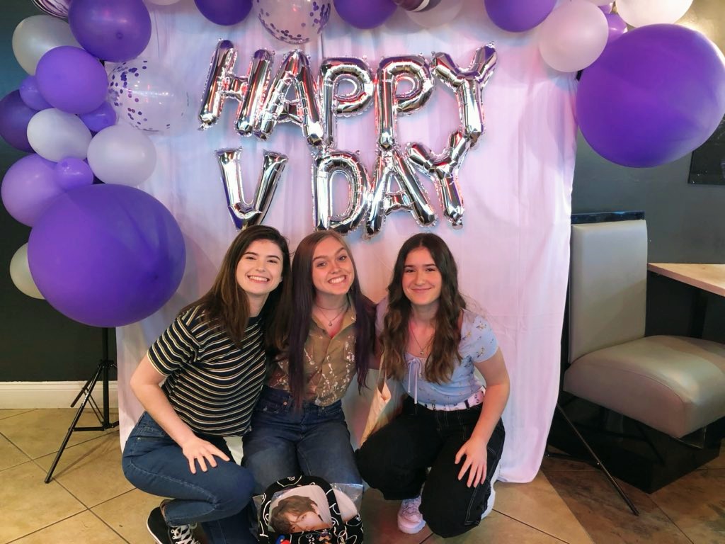 savstwt's tweet photo. Had so much fun at the tae cupsleeve events today ๐ฅบ #beautifulstorykth #vantaebnORL @ggukgalore @vanteshops @motstae @95withlove https://t.co/UxrA4a2MP4