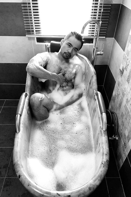 To shave or not to shave? 🤔 https://t.co/uhUFtmWCnu<a href="/tag/paparazzi"class="tags"><span>#paparazzi</span></a>