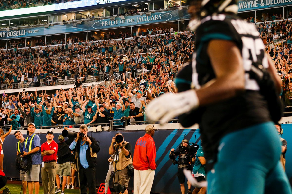 PhotoBowles's tweet photo. You can share this photo with them. This is what viability looks like. This is what loyalty looks like. This is what winning looks like. #dtwd https://t.co/Gqk0TzTKpY