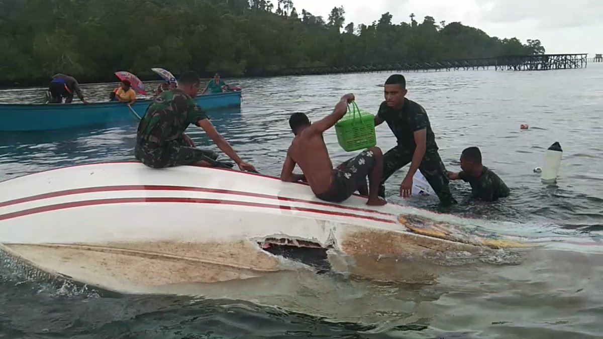 tni_ad's tweet photo. Heroik, 15 Penumpang Speedboat Diselamatkan 3 Taruna Akmil dari Papua

https://t.co/X1WB21Yvml

#TNIADMengabdiDanMembangunBersamaRakyat https://t.co/T1ZguvO7sd