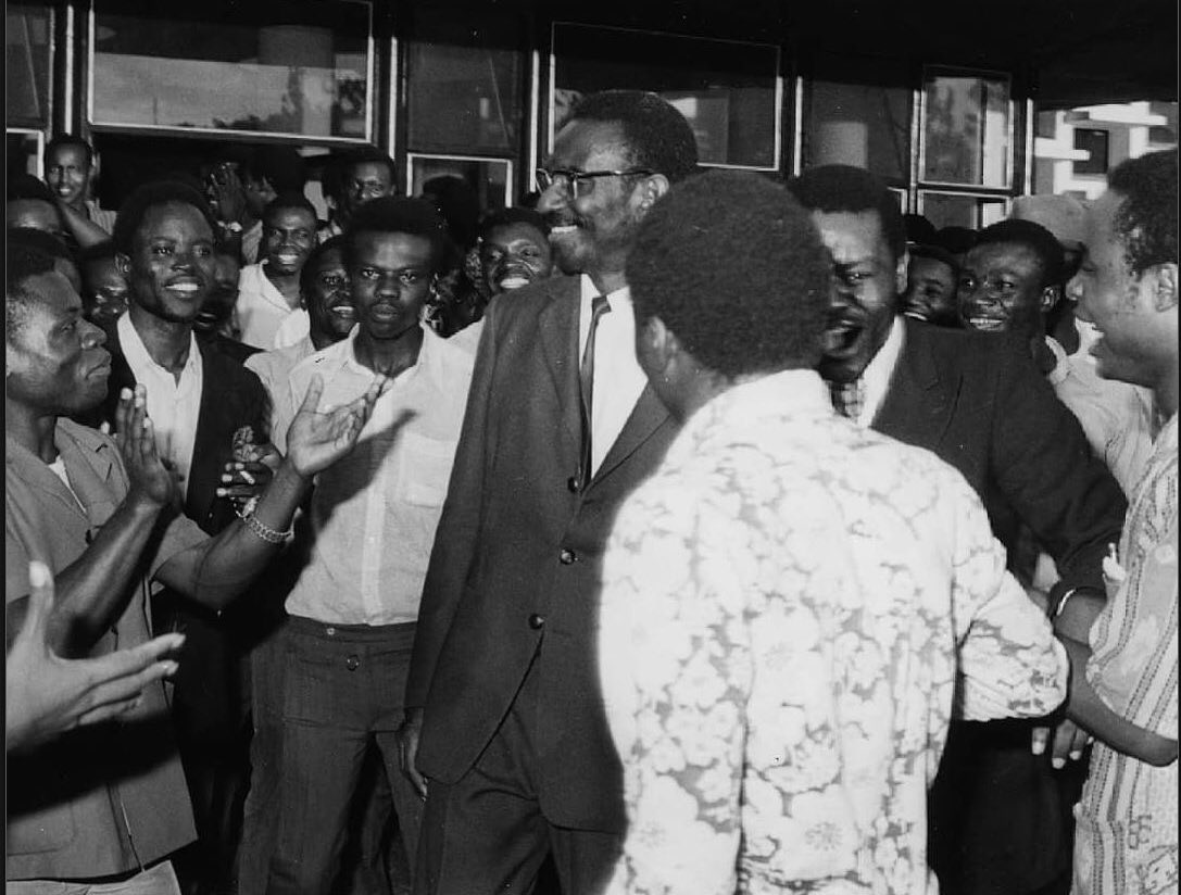 mbeatowe's tweet photo. Décembre 1972,#RDCongo:
Le pharaon du savoir, Cheikh Anta Diop, à l'Université de #Lubumbashi juste après sa conférence et à la suite de laquelle il fut porté en triomphe par les étudiants. #CheikhAntaDiop  #LouisMarieDiop https://t.co/ecPipVAEQD