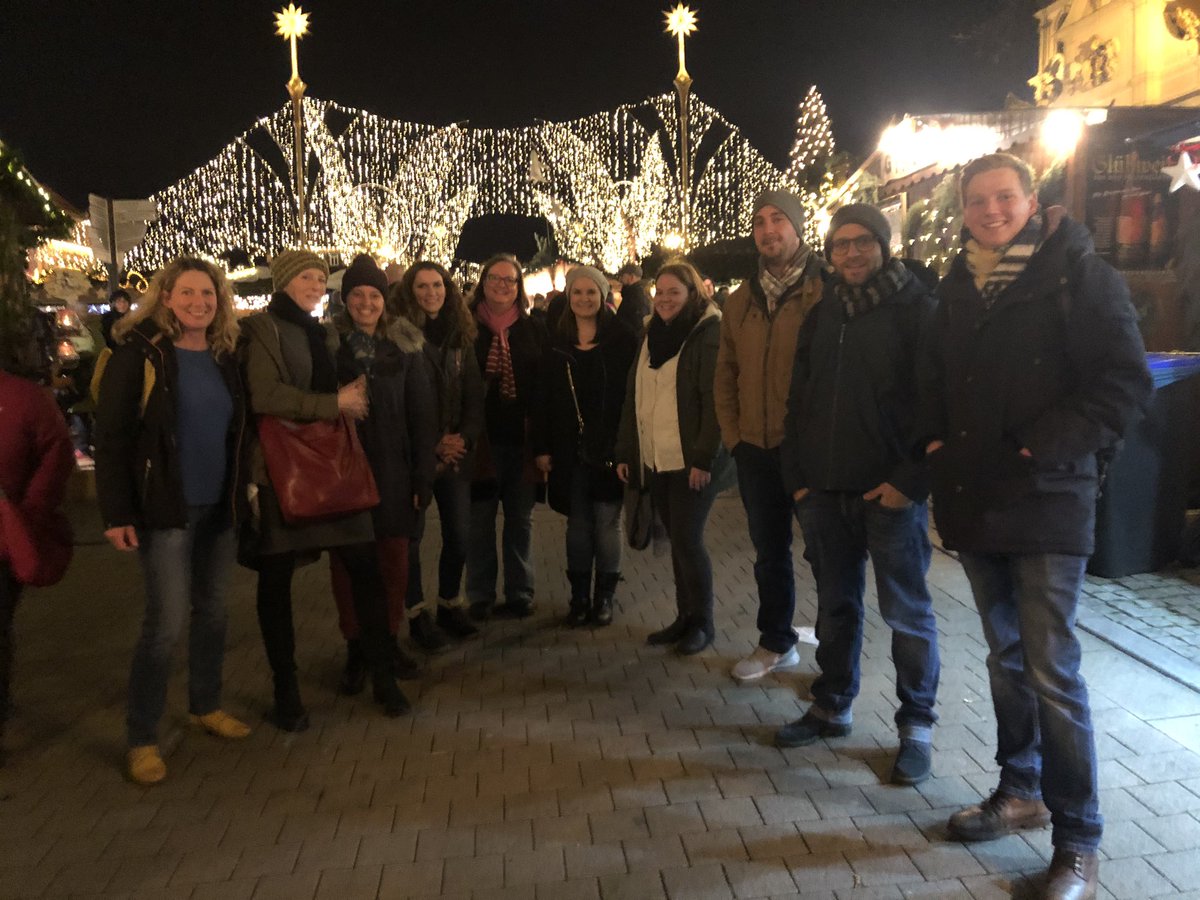 Mit diesem wunderbaren weihnachtlichen Bild, von Kurs 16 und 17 gemeinsam auf dem Barock-Weihnachtsmarkt, verabschieden wir uns in den Weihnachtsurlaub wünschen allen besinnliche  Feiertage 🎄✨ und ein gesundes und erfolgreiches Neues Jahr 2020 🥂🍾
#Twittercampus #BiMa