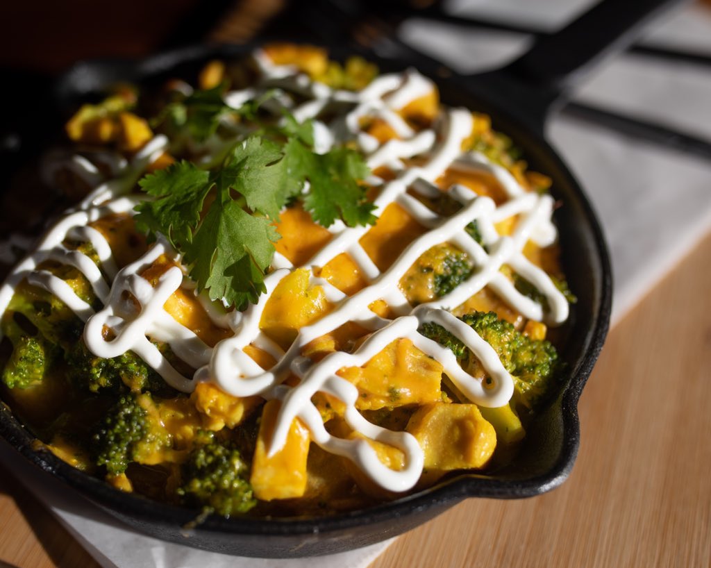 Our kitchen partner, South Park Kitchen, released new menu items this week, and we’re loving the new options. Bring your crew in and load up on these new goodies!
.
Featured here is their chicken, broccoli, and cheddar, Cast Iron Skillet!